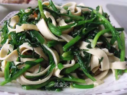 stir-fried thousands of slices of leeks