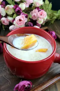 Stewed milk with papaya and white fungus
