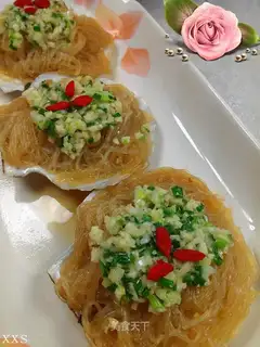 Steamed vermicelli with garlic scallops