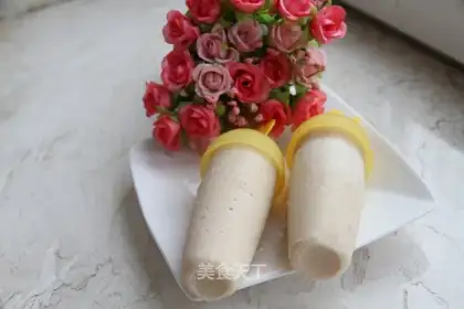 Banana yogurt popsicles