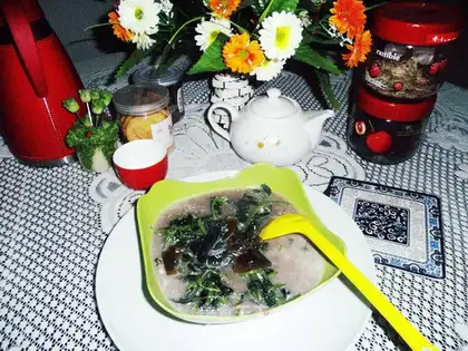 Boiled amaranth with preserved egg