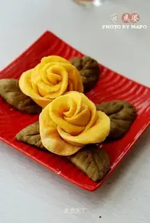 Yellow rose steamed buns
