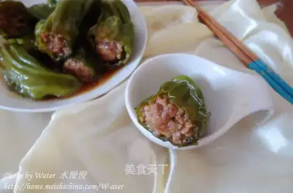 Pork stuffed with chili pepper