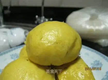 Pumpkin steamed buns