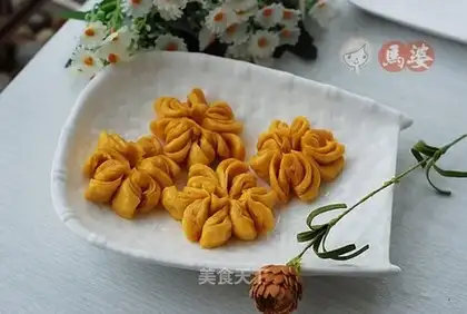 Chrysanthemum steamed buns
