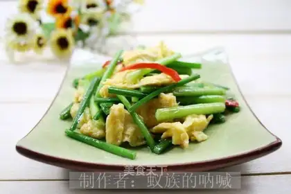 Scrambled eggs with leek flowers