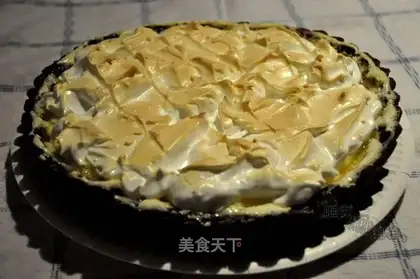 Baiser pie with lemon sauce
