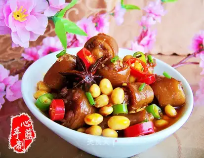 Stewed pork tail with soybeans