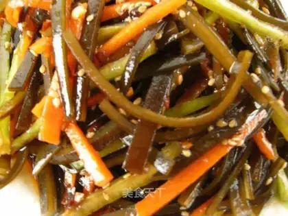 Stir shredded seaweed in a stir-fried manner