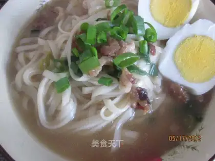Noodles with abalone sauce and onion flavor