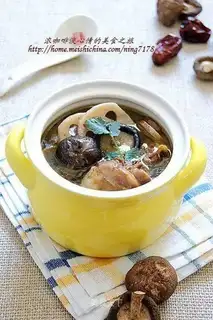 Lotus root and mushroom fresh chicken soup