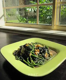 stir-fried tomato leaves with garlic
