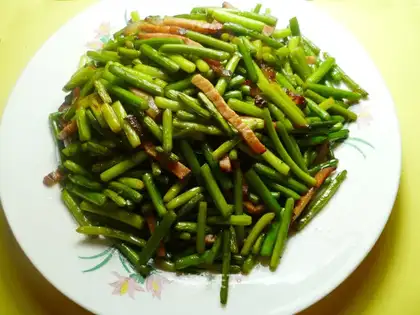 stir-fried garlic sprouts with wild boar bacon
