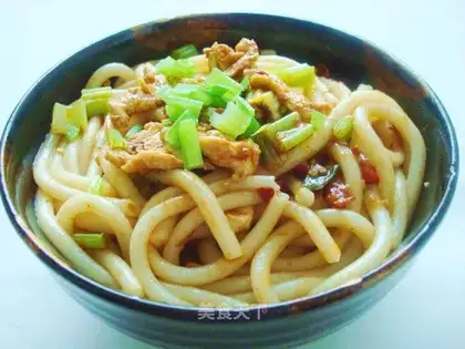 Fried rice noodles with chicken