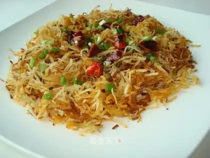 Dry stir-fried golden shredded potatoes
