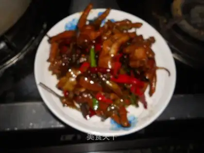 Braised chicken feet with mountain pepper