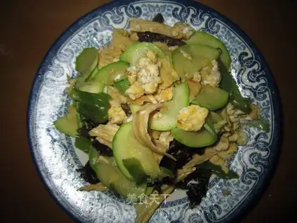 Scrambled eggs with zucchini