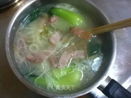 Noodles in soup with shredded pork and rapeseed