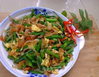 stir-fried fish and shrimp with leek flowers