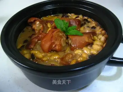 Stewed pork knuckles with soybeans