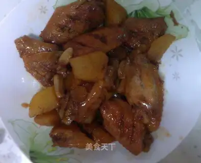 Braised chicken wings and stewed potatoes
