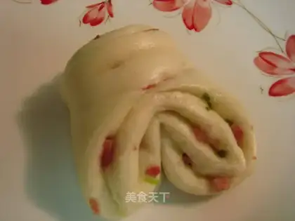 Pig's Knuckles with Milk and Sliced Scallion Rolls