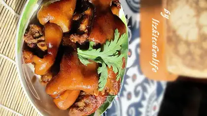 Sauce pig's trotters