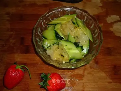 Tremella mixed with cucumber