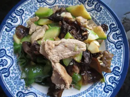 Sauteed pork slices with zucchini