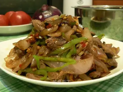 Spicy fried chicken and onion slices