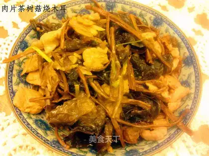 Meat slices with tea tree mushrooms and fried fungus