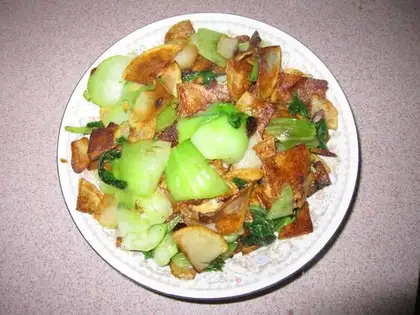 Fried potato slices with rapeseed