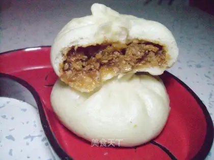 Pan-fried buns with pork and cabbage