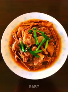 Stewed pork ribs with dried bamboo shoots