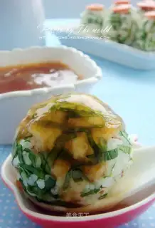 Little rice balls with spinach sauce