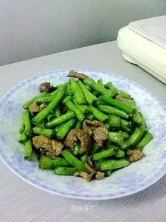 Stir fried pork slices with beans