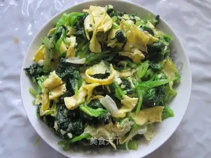 Shredded eggs with spinach salad