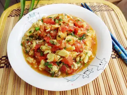 Scrambled eggs with garlic tomato