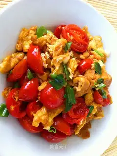 Home-cooked scrambled eggs with tomato