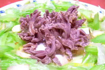 Green celery, lily and chrysanthemum gizzard