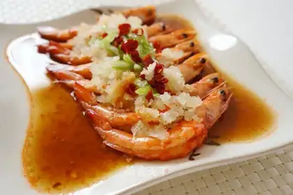 Steamed shrimp with garlic