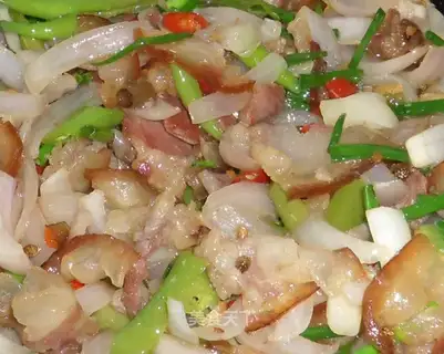 stir-fried bacon with onions