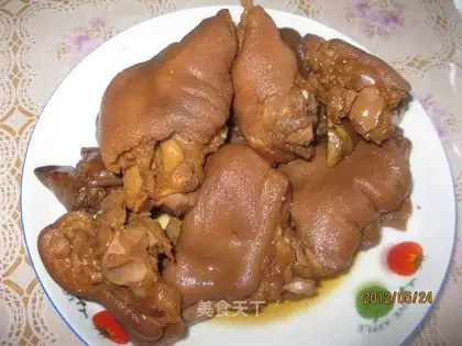 Stewed pig's trotters