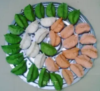 Three-colored dumplings