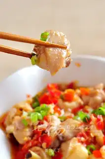 Steamed chicken wings with chopped pepper