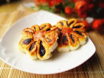 Date paste chrysanthemum bun