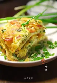 Pan-fried egg cake with shredded potatoes