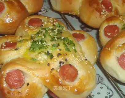 Hot dog bread with onion flavor