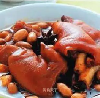 Peanut stewed pork knuckle