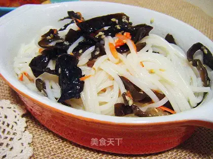 Rice noodles with cold salad